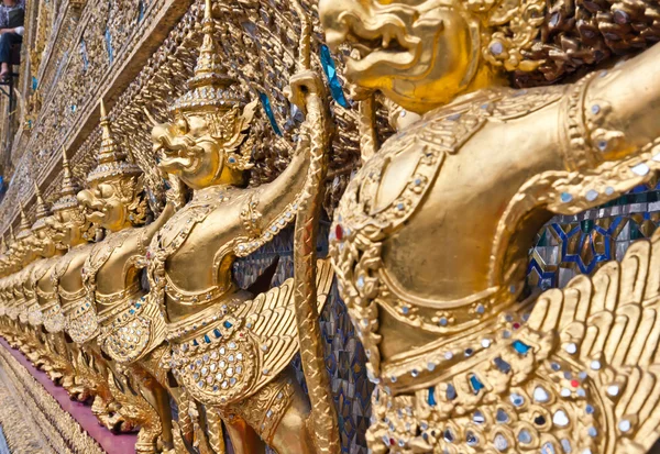 Garuda staty i hörnet av templet — Stockfoto