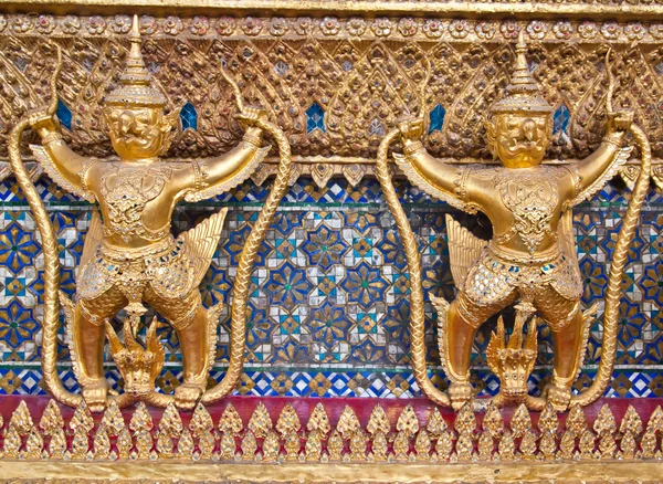 Гаруда статуя в углу храма — стоковое фото