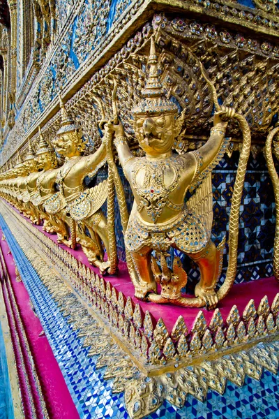 Garuda standbeeld in de hoek van de tempel — Stockfoto