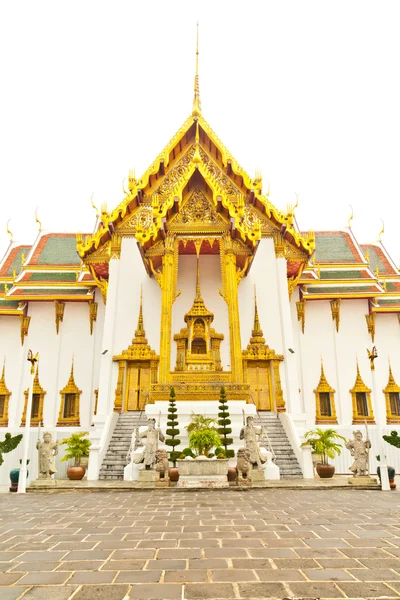 Pelouse devant Wat Phra Kaew à Bangkok — Photo