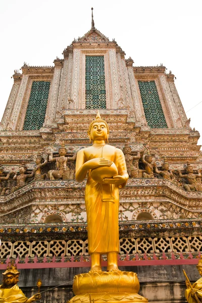 Stående buddha pagod i bakgrunden — Stockfoto