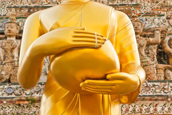 Буддийские монахи и руки — стоковое фото