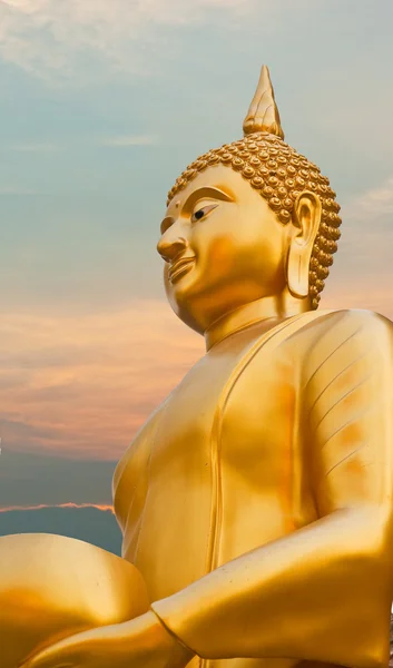 Budda i wieczornym niebie — Zdjęcie stockowe