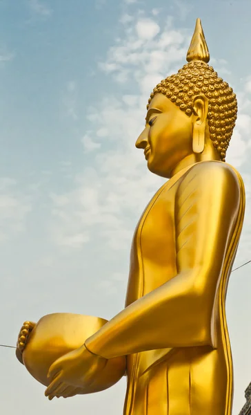 Boeddha in wat arun opzuigen van de kom — Stockfoto