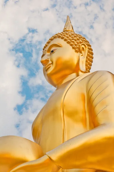 Gouden Boeddha en de mooie blauwe hemel — Stockfoto