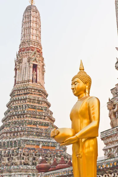 Buddha staty omgiven av en stor pagod — Stockfoto