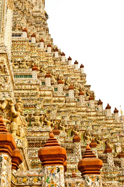 La pagoda è circondata da giganti — Foto Stock