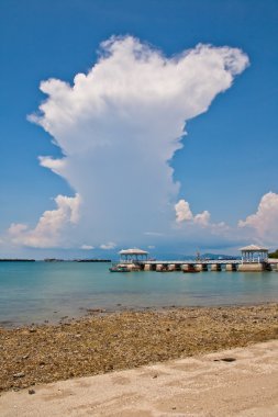 Port beach ve mavi gökyüzü