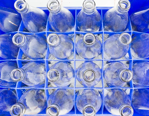 Μπουκάλια νερού αποθηκεύονται στη φιάλη χρησιμοποιείται — Φωτογραφία Αρχείου