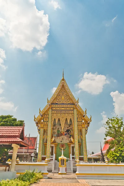 Moln och det av den buddistiska kyrkan — Stockfoto