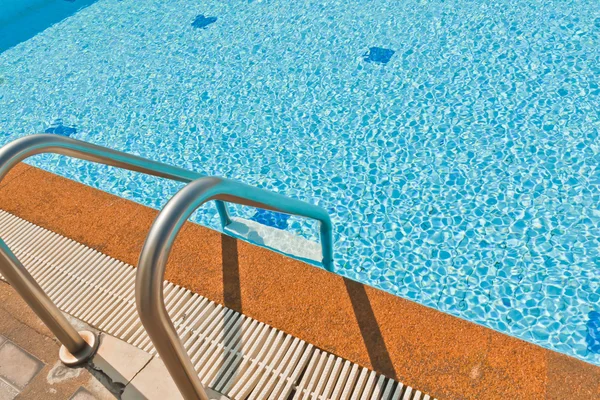 Treppe in den Pool — Stockfoto