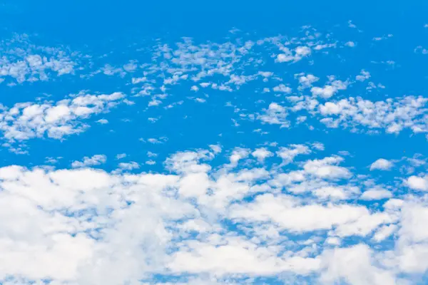 Mavi gökyüzü arka plan dokusu — Stok fotoğraf
