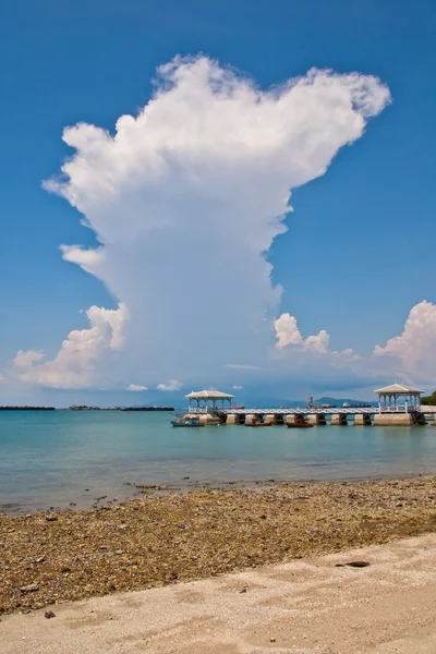 Порт на пляже и голубое небо — стоковое фото
