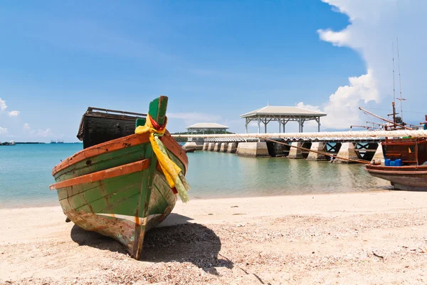 Barca di legno sulla spiaggia ai tropici — Foto Stock
