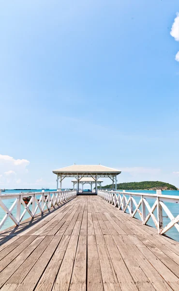 Witte brug die zich uitstrekt tot de zee — Stockfoto