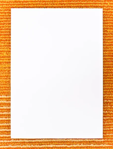 กระดาษสีขาวบนแผ่นปูพื้น — ภาพถ่ายสต็อก