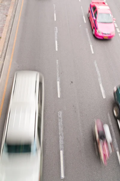 Автомобили в движении на асфальте — стоковое фото