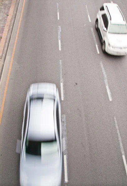 asfalt üzerinde trafikte araba