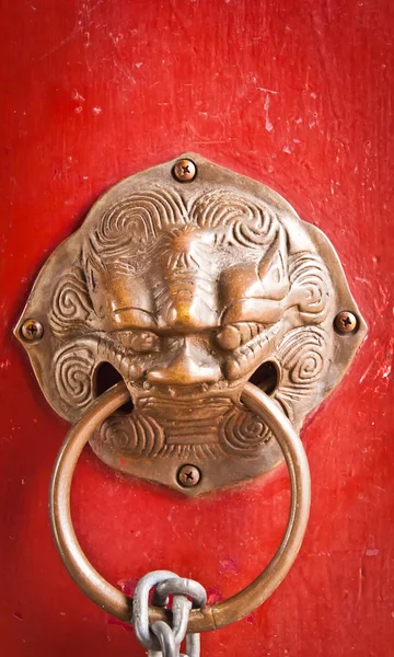 赤い扉とドア ハンドル — ストック写真
