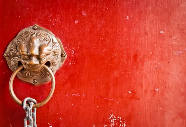 Kırmızı kapı ve kapı kolları — Stok fotoğraf