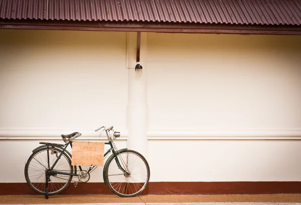 Bisiklet ve duvar — Stok fotoğraf