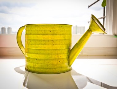 süzgeçli sulama kabı