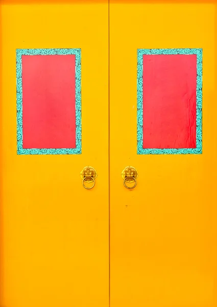 Portes jaunes avec cadre rouge — Photo