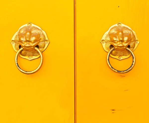Puertas amarillas y manijas de puertas —  Fotos de Stock