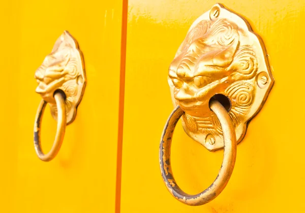 Portes jaunes et poignées de porte — Photo
