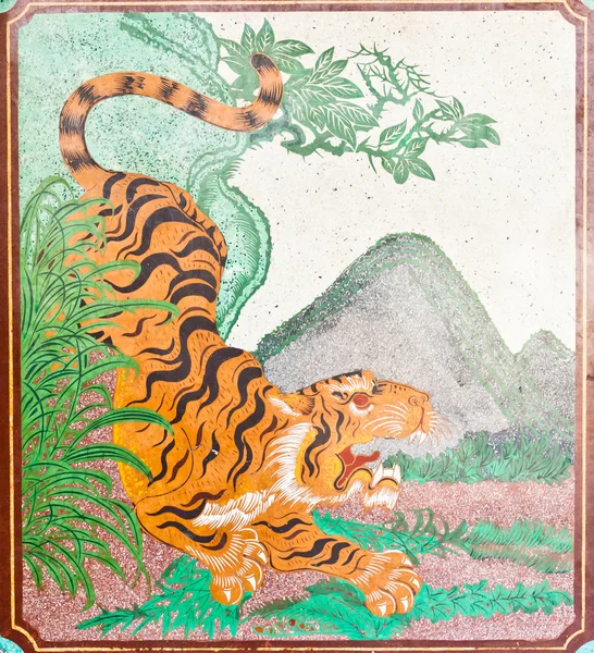 Drawing a tiger on the wall — Stock Photo, Image