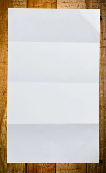 Foglio di carta bianca su legno — Foto Stock