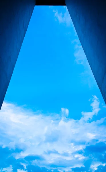 푸른 하늘에 게이트웨이 — 스톡 사진
