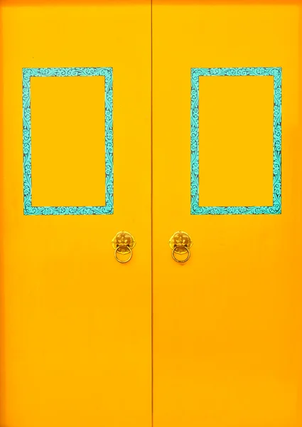 Κίτρινο πόρτες με κόκκινο πλαίσιο — Φωτογραφία Αρχείου