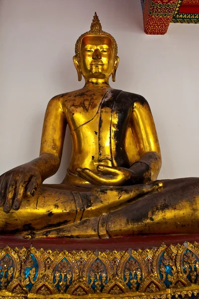 Buddyjski świątyni znajduje się w świątyni w Tajlandii — Zdjęcie stockowe