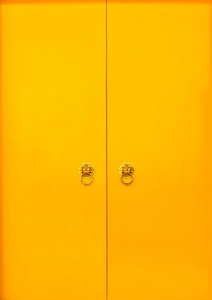 Жовті двері з червоною рамкою Ліцензійні Стокові Зображення