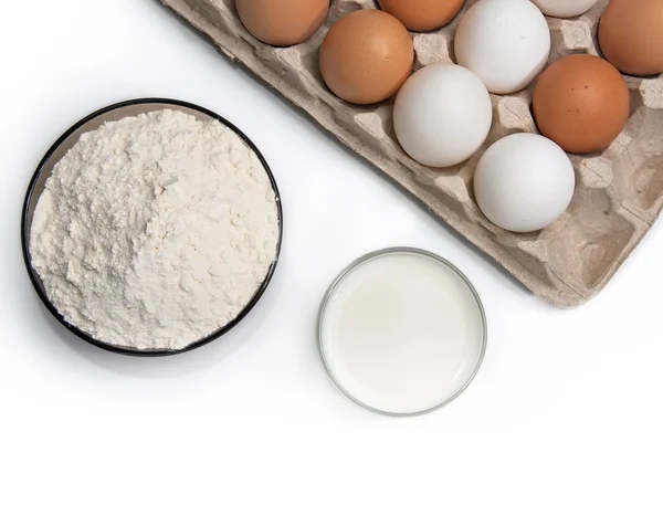Uova, bicchiere di latte e farina — Foto Stock