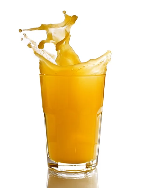 Jus d'orange éclaboussé dans un verre — Photo