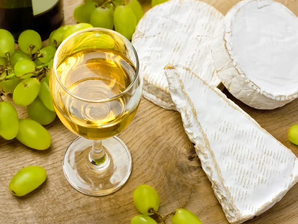 Vinho branco, Brie, Camembert e uva — Fotografia de Stock