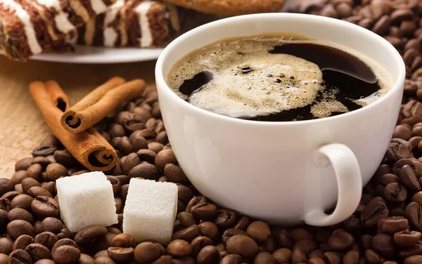 Coffee cup, cinnamon and sugar cubes — Stock Photo, Image