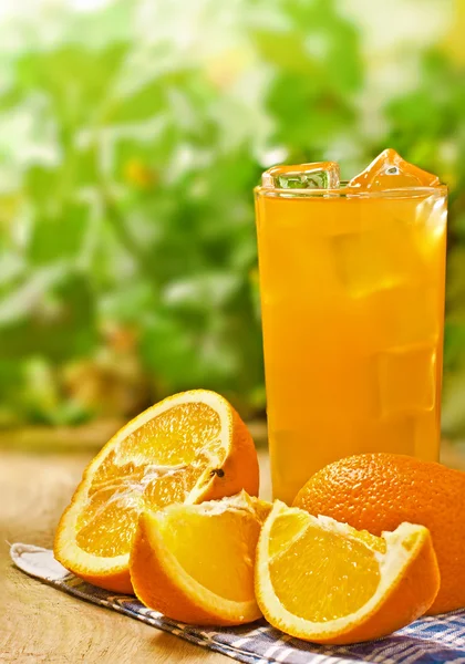 Апельсиновый сок на деревянном столе — стоковое фото