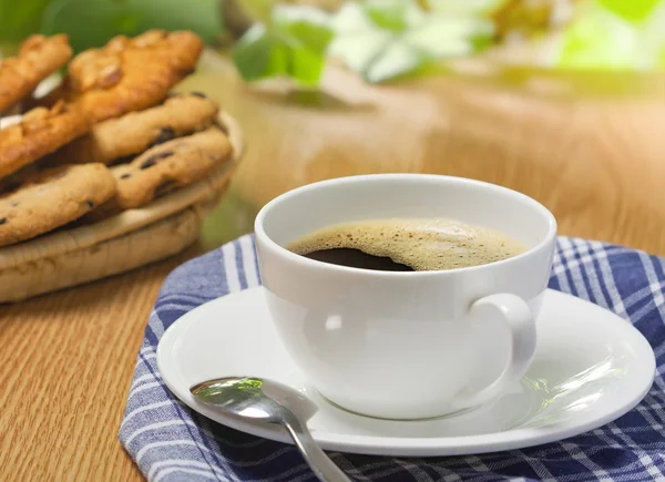 Kawa i ciasteczka na stole — Zdjęcie stockowe