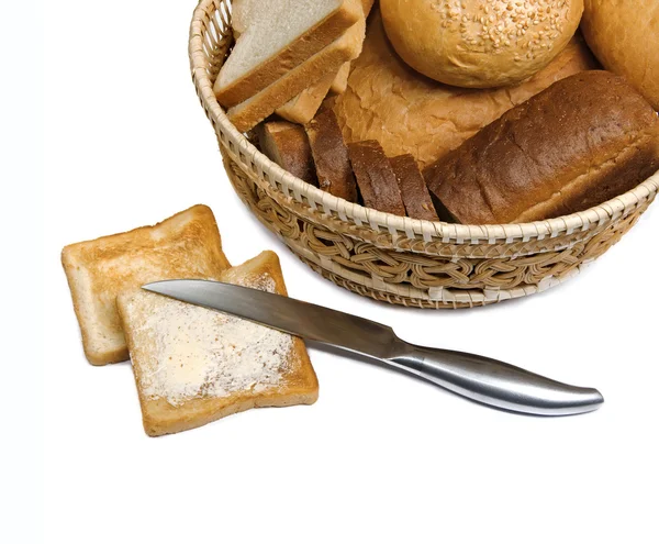Хлеб в корзине и тост с маслом — стоковое фото