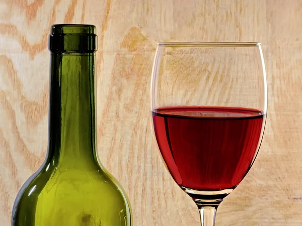 Bir cam şişe şarap — Stok fotoğraf