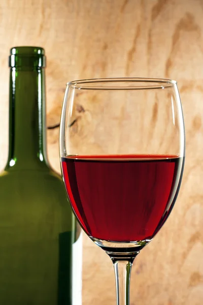 Κρασί σε ποτήρι με μπουκάλι — Φωτογραφία Αρχείου