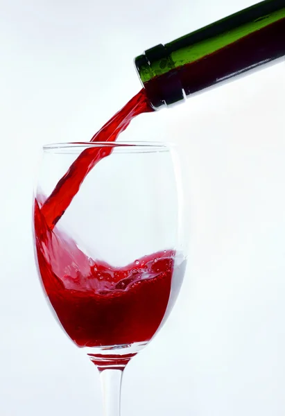 Le vin coule dans un verre à vin — Photo