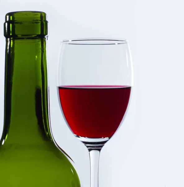 Şarap kadehi ve şarap şişesi. — Stok fotoğraf