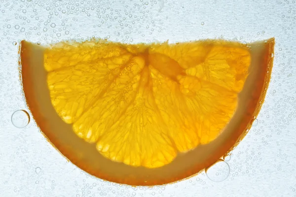 Plasterek pomarańczy w wody gazowanej — Zdjęcie stockowe
