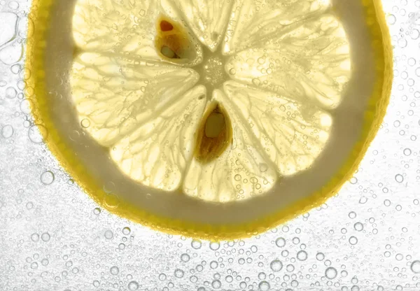 Лимонный ломтик в содовой — стоковое фото
