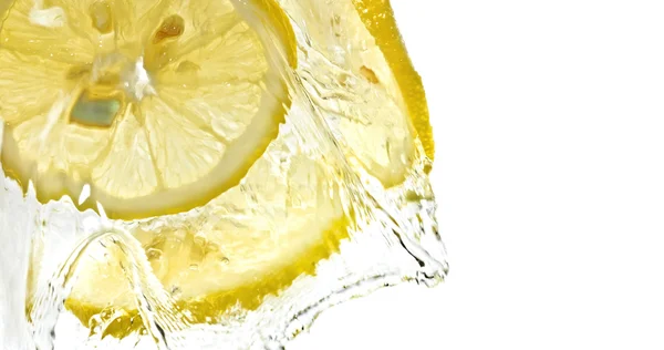 Лимонные ломтики в брызгах воды — стоковое фото