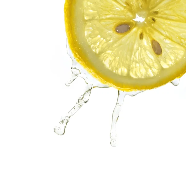 Лимонный ломтик в брызгах воды — стоковое фото